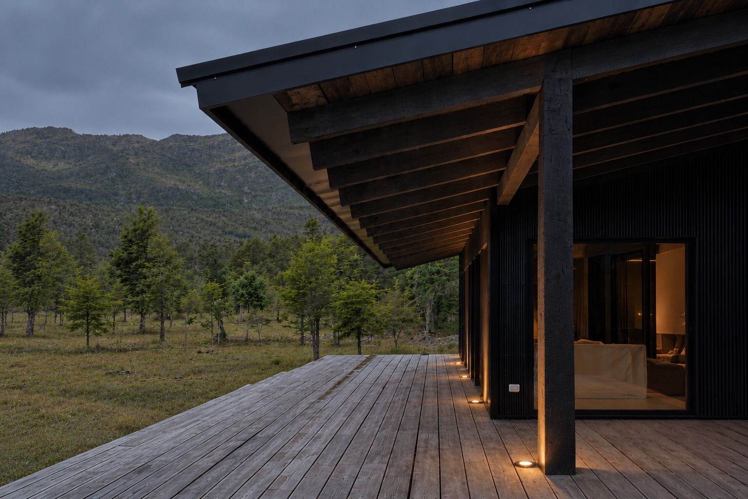 Terraza de madera de una casa de campo al atardecer, con cerros de fondo