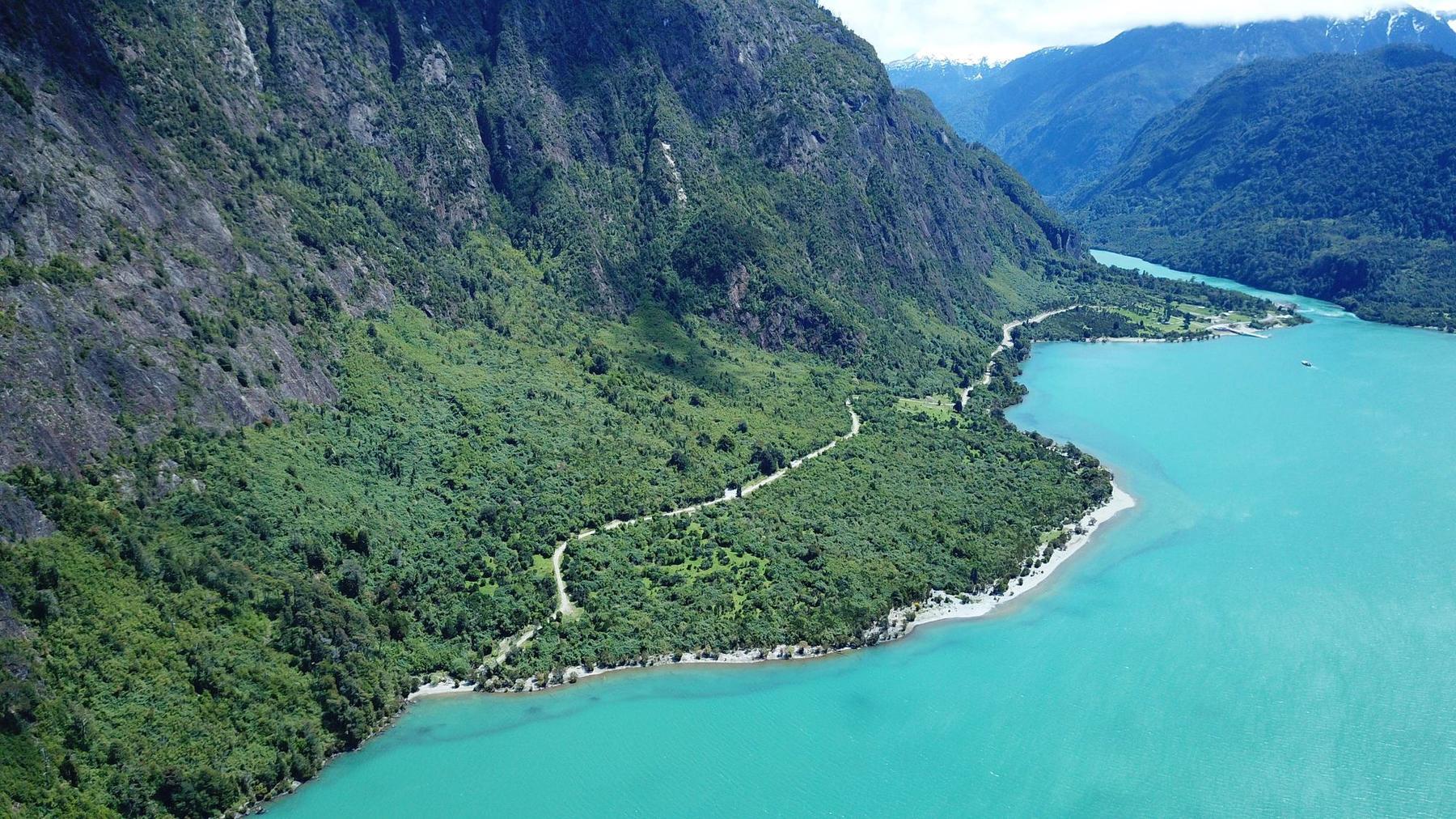 Lago turquesa y valle del Río Puelo desde el aire