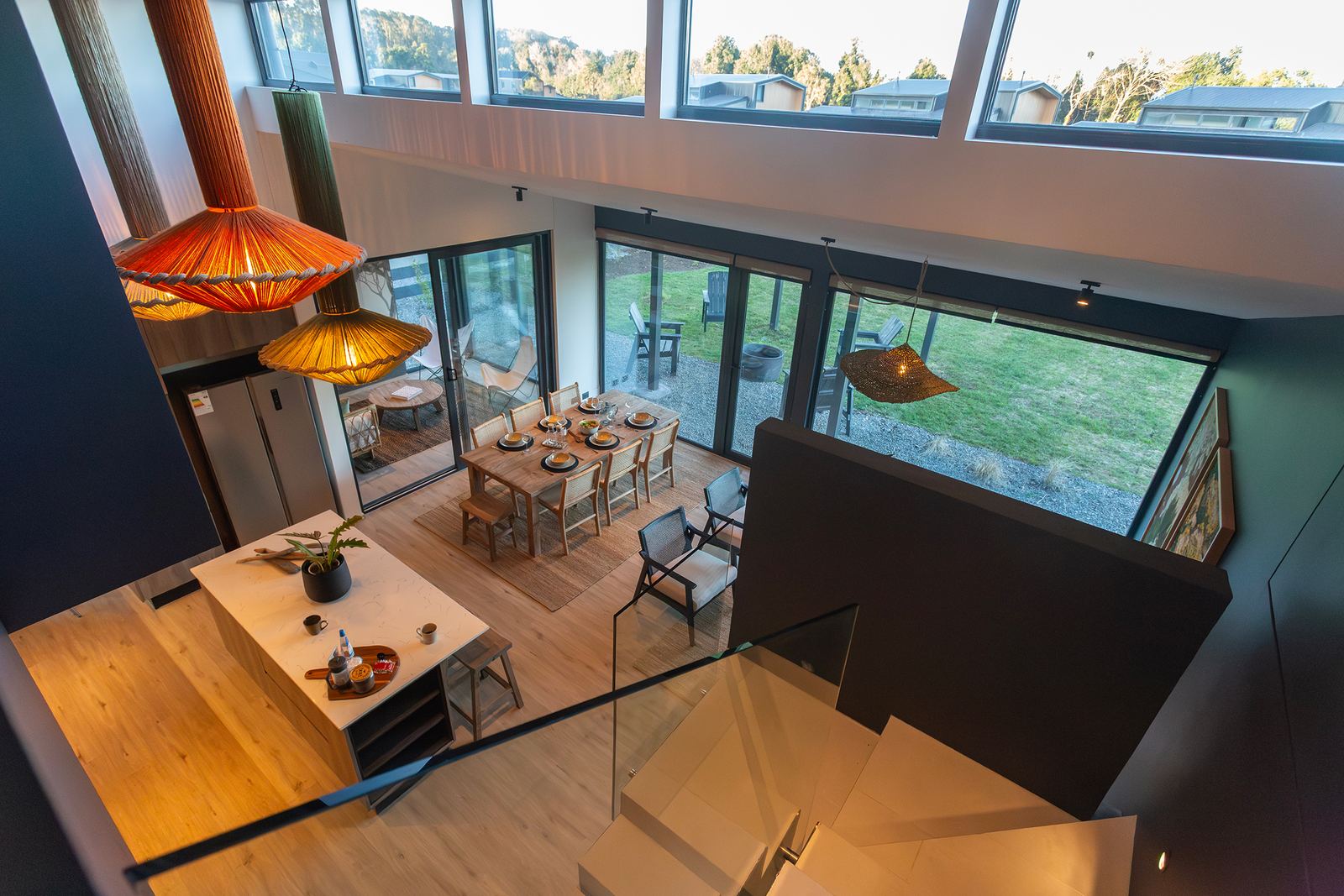 Interior de doble altura de una casa del condominio