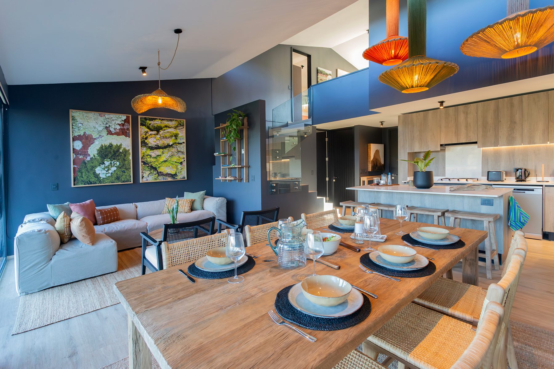 Living, comedor y cocina integrados, con lámparas de fibra natural