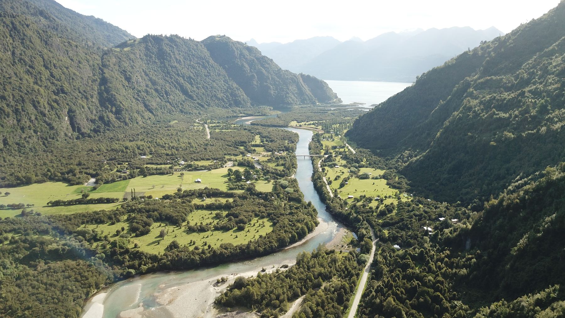 Valle del Río Puelo con el río y el lago al fondo, vista aérea